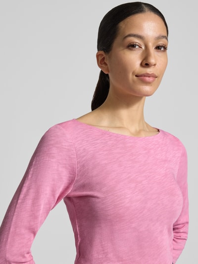 Kobieta nosi Regular Fit Langarmshirt aus reiner Baumwolle od Marc O'Polo w kolorze różowym z efektem melanżu, dekoltem w łódkę, z nadrukiem z logo, wykończenie: dżersej, materiał: czysta bawełna; zbliżenie na górną część ciała z przodu.