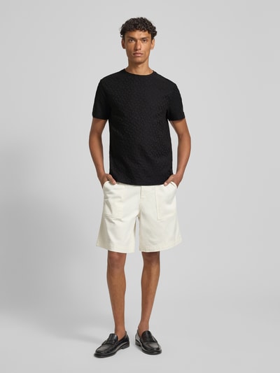 Mannenmodel draagt T-Shirt mit Logo-Muster und Rundhalsausschnitt van ARMANI EXCHANGE, zwart, slim fit, katoen, voorkant, volledige lichaamsweergave.