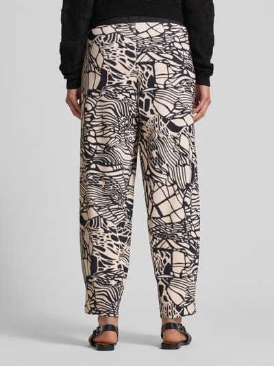 Frauenmodel trägt Relaxed Fit Stoffhose mit Allover-Print Modell 'Sally' von Raffaello Rossi im Elastischer-Material-Mix, Logo-Detail, Ganzkörperansicht Rückansicht.