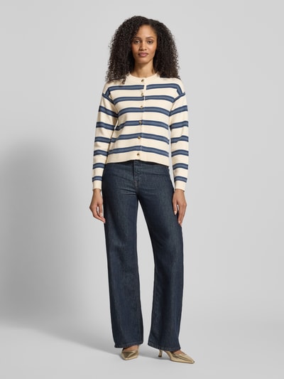Frauenmodel trägt Regular Fit Cardigan aus Viskose-Mix Modell 'GOLD STRIPE' von Vero Moda, Two-Tone-Optik, gestreift, Stricktextur, Ganzkörperansicht von vorne.
