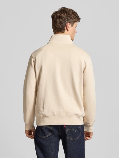 Männermodel trägt Regular Fit Troyer mit Label-Detail von Levi's®, beige, Reine Baumwolle, gerippte Abschlüsse, Rückenlänge 76 cm, Ganzkörperansicht Rückansicht.