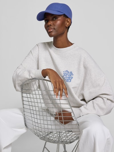 Frauenmodel trägt Relaxed Fit Sweatshirt mit Logo-Print von Anine Bing aus Reine Baumwolle, hellgrau, elastische Abschlüsse, Rundhalsausschnitt, Rückenlänge bei Größe S: 61 cm, Ganzkörperansicht von vorne.