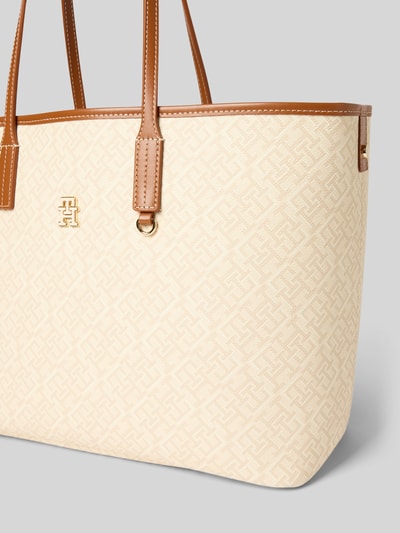 Produktfoto, Shopper mit Logo-Detail Modell 'MONOPLAY LEATHER' von Tommy Hilfiger in Unifarben mit Allover-Muster in Lederoptik aus Kunstleder, Logo-Detail und abnehmbarem Reißverschlussfach, Hauptfach, helle und braune Farbtöne, feine strukturierte Oberfläche
