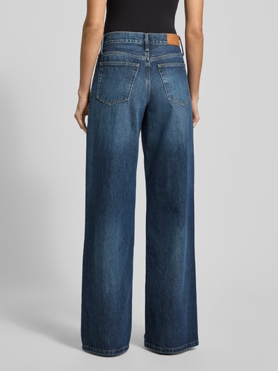 Frauenmodel trägt High-Rise Jeans aus reiner Baumwolle Modell 'DNM MINE 70 S WIDE LEG HW' von Tommy Hilfiger in Denim-Optik mit Wide-Leg-Passform, Label-Patch, Kontrastnähten, Gesäßtaschen, Ganzkörperansicht Rückansicht.