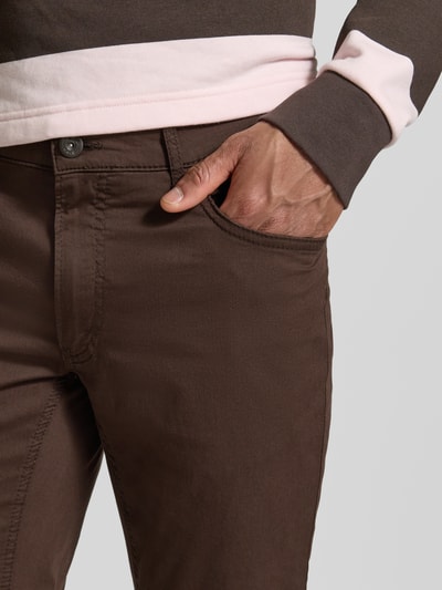 Männermodel trägt Hose mit Eingrifftaschen Modell 'Chuck' von Brax, braun, Slim Fit, Baumwoll-Mix mit Lyocell, Nahaufnahme Oberkörper.