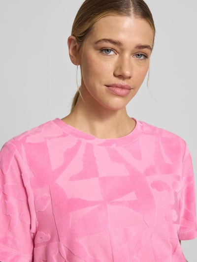 Frauenmodel trägt Damen T-Shirt im Allover-Look Modell 'NABI' von ICHI in Pink aus Baumwoll-Mix, Regular-Fit, Rundhalsausschnitt, Nahaufnahme Oberkörper. Rückenlänge bei Größe S: 50 cm.