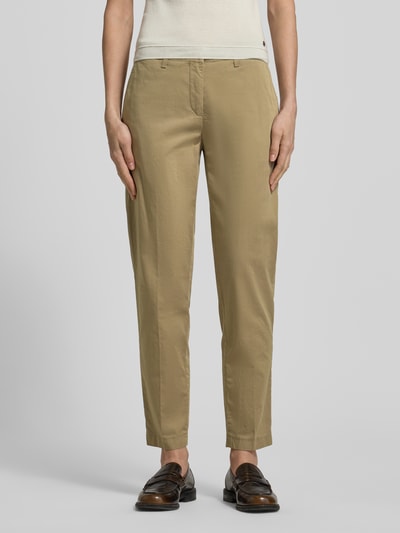 Vrouwenmodel draagt Hose in verkürzter Passform Modell 'MARON' van Brax, beige katoenmengsel met lyocell, steekzakken, cropped fit, taillewijdte 42 cm en binnenbeenlengte 69 cm in maat 36, vooraanzicht volledige lichaamsopname.