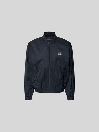 Produktfoto, Relaxed Fit Jacke mit Logo-Print von MM6 Maison Margiela, dunkle Farbe, Stehkragen, Reißverschluss, elastische Abschlüsse, Rückenlänge 65 cm, Schulterbreite 54 cm, Ärmellänge 60 cm, glatte Textur