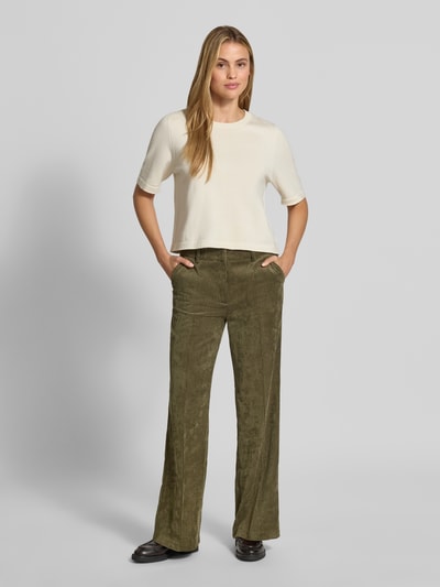 Vrouwenmodel draagt olijfgroene regular fit corduroy broek met opgestikte zakken model 'AMELIE' van CAMBIO, Dames, volledige lichaamsvooraanzicht.