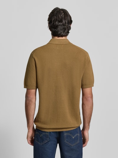 Mężczyznę ubrano w Regular Fit Poloshirt mit gerippten Abschlüssen von MCNEAL z bawełny, kołnierzyk polo, prążkowane wykończenia, długość tyłu 71 cm w rozmiarze M, długość rękawów 30 cm w rozmiarze M, kolor brązowy, gładka faktura, całkowity widok z tyłu.