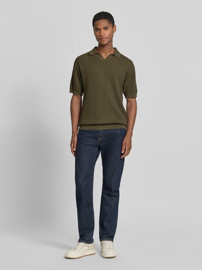 Mannenmodel draagt Regular Fit Poloshirt uit pure katoen model 'KOCELLO' van BOSS Orange, groen, gestructureerde stof, voorkant volledig lichaam.