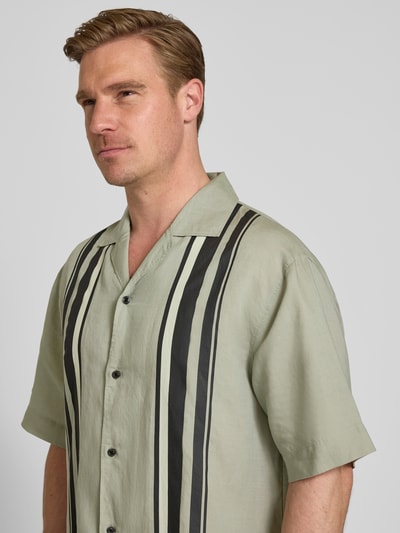 Męski model nosi Relaxed Fit Freizeithemd aus Leinen-Lyocell-Mix Modell 'ESPINO' od HUGO, paski, wielokolorowy, krótki rękaw, zbliżenie na górną część ciała.