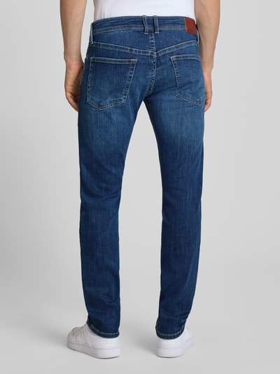 Männermodel trägt Slim Fit Jeans aus Baumwoll-Mix Modell 'HATCH' von Pepe Jeans in Denim mit Kontrastnähten, Ganzkörperansicht Rückansicht.