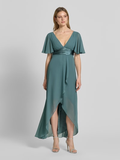 Kobiece model prezentuje Midikleid aus Chiffon mit tiefem V-Ausschnitt von Jake*s Cocktail, szyfon, taliowany fason, głęboki dekolt w serek, falbany, tasiemka w talii, długość tyłu w rozmiarze 36: 125 cm, szerokość klatki piersiowej w rozmiarze 36: 32 cm, długość rękawów w rozmiarze 36: 30 cm, turkusowy, matowa lekkość, delikatna transparentność, gładka faktura, przód sukienki, całkowity widok z przodu