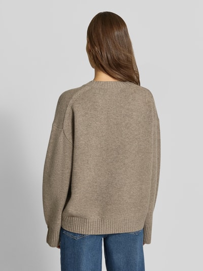 Frauenmodel trägt Regular Fit Pullover aus Woll-Mix mit Kaschmir-Anteil von MYON in Strick-Optik, Rundhalsausschnitt, Rückansicht, Ganzkörperansicht
