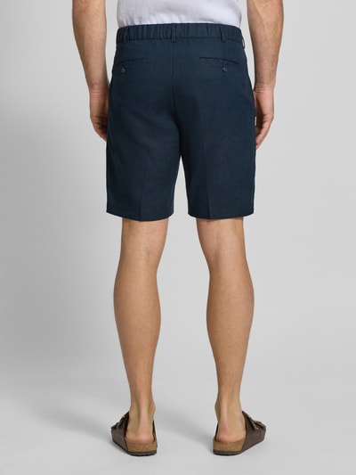 Männermodel trägt Bermudas aus reinem Leinen von JAKE*S STUDIO MEN in Dunkelblau mit Gürtelschlaufen und Gesäßtaschen, Ganzkörperansicht Rückansicht.