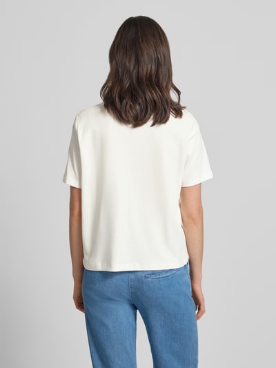 Frauenmodel trägt Relaxed Fit T-Shirt aus reiner Baumwolle von Tom Tailor, Optik: Unifarben, Passform: Relaxed-Fit, Kurzarm, Ganzkörperansicht Rückansicht.