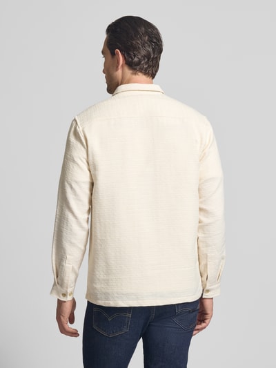 Männermodel trägt Regular Fit Hemdjacke mit Brusttasche Modell 'Matt' von Casual Friday, Material-Mix, Rückenlänge 72 cm, Ganzkörperansicht Rückansicht.