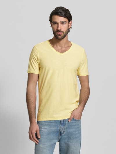 Męski t-shirt 'T-Shirt mit geripptem Rundhalsausschnitt' von MCNEAL, krój regular fit, prążkowany okrągły dekolt, długość tyłu w rozmiarze M: 65 cm, jasny żółty, gładka faktura, cała sylwetka z przodu