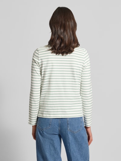 Frauenmodel trägt Longsleeve mit Knopfleiste und Rüschen von Christian Berg Woman, grün-weiß gestreift, Reine Baumwolle, Regular-Fit, Ganzkörperansicht Rückansicht.