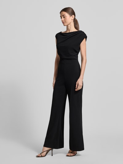 Frauenmodel trägt Regular Fit Jumpsuit mit Bügelfalten von Rinascimento, taillierte Passform, Schwarz, Ganzkörperansicht von vorne.
