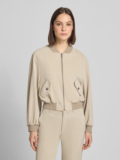 Frauenmodel trägt Jacke mit Pattentaschen Modell 'MARHAM' von Drykorn in Beige, Material-Mix mit Stretch, Stehkragen, Reißverschluss, Regular Fit, Ganzkörperansicht von vorne