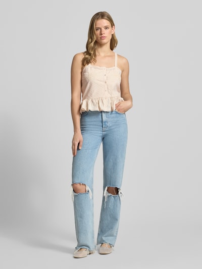 Vrouwenmodel draagt lichtroze Cropped Trägertop uit katoen- en viscosemix model 'MERA' van Only, dames, met lichte jeans, full body frontaal.