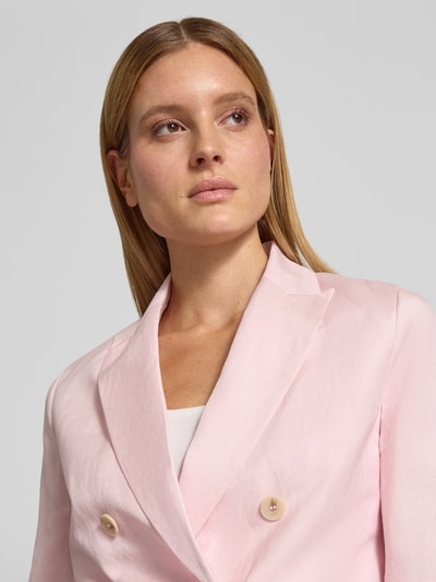 Frauenmodel trägt Regular Fit Blazer aus Leinen-Mix mit Viskose-Anteil von Christian Berg Woman Selection in zartem Rosa, Pattentaschen, doppelte Knopfleiste, Nahaufnahme Oberkörper, Rückenlänge 71 cm, Brustweite 48 cm, Ärmellänge 63 cm bei Größe 36.