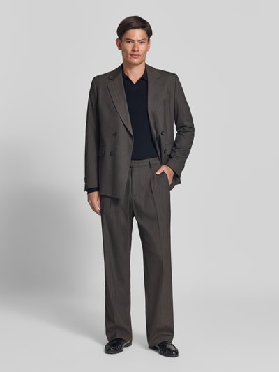 Männermodel trägt Straight Fit Hose mit Viskose-Anteil Modell 'Leto' von CINQUE in Braun, elastischer Material-Mix, Ganzkörperansicht von vorne. Bundfalten, Gesäßtaschen, Haken- und Reißverschluss, Bundweite 42 cm, Innenbeinlänge 80 cm.
