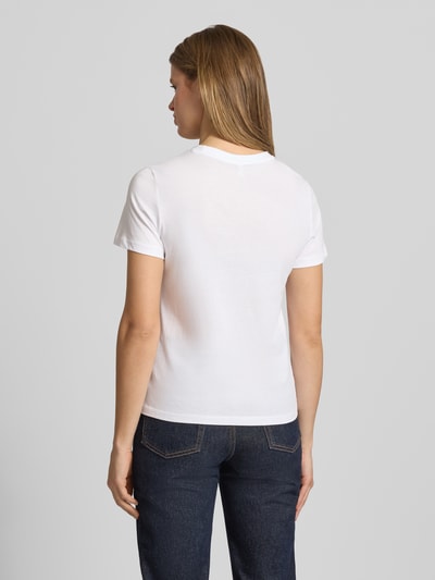 Vrouwenmodel draagt Regular Fit T-Shirt uit pure biologische katoen model 'KETTY LIFE' van Only, effen, ronde hals, korte mouw, borduursel, detailopname rugaanzicht.