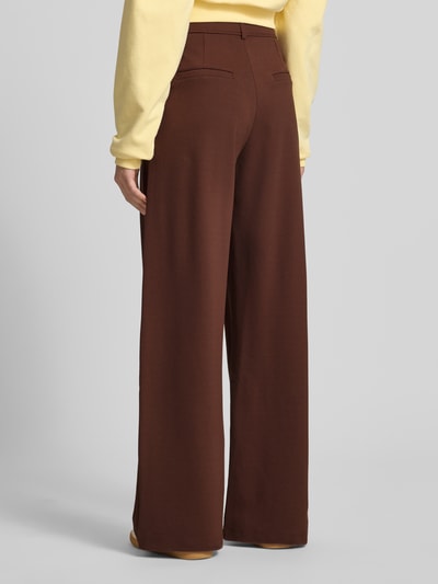Frauenmodel trägt Wide Fit Stoffhose aus Viskose-Mix Modell 'Miri' von OH APRIL, braun, glatte Oberfläche, Gesäßtaschen, Ganzkörperansicht Rückansicht