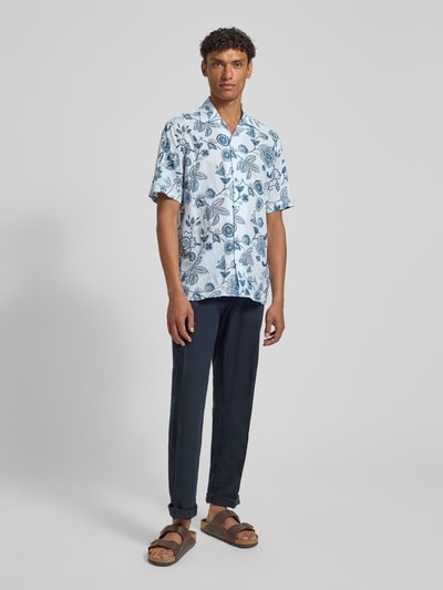 Männermodel trägt Regular Fit Freizeithemd mit Reverskragen von Manuel Ritz, weiß-blaues Allover-Muster, reine Baumwolle, Ganzkörperansicht von vorne.