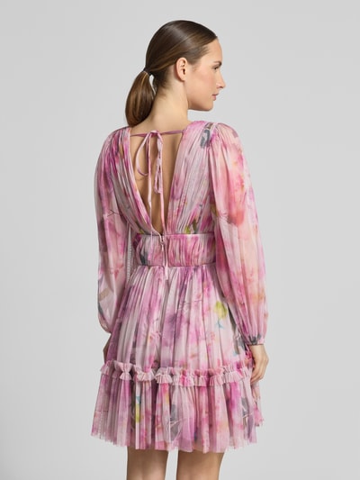 Vrouwenmodel draagt 'Cocktailkleid aus Tüll mit V-Ausschnitt' van LACE & BEADS, roze tinten, a-lijn, minijurk, tule, lange mouwen, ruglengte 90 cm, borstwijdte 33 cm, mouwlengte 61 cm, rugaanzicht, halftotaal.