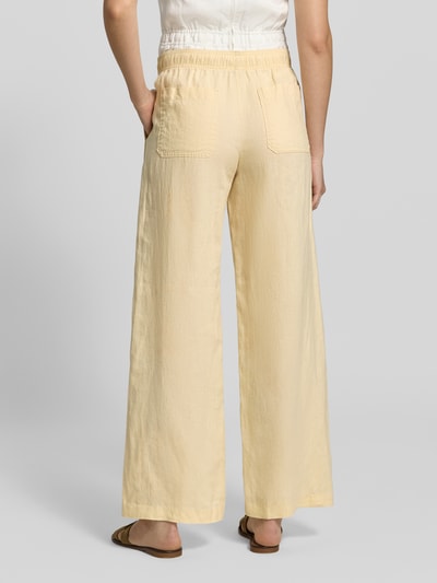 Frauenmodel trägt Leinenhose mit elastischem Bund Modell 'Mileni resort' von OPUS, Wide-Leg-Pants aus Reine Leinen, Gesäßtaschen, helles Beige, Struktur, Ganzkörperansicht Rückansicht.