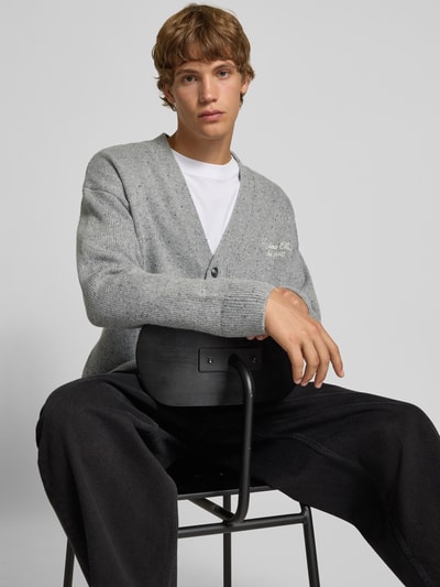 REVIEW Strickjacke mit V-Ausschnitt und Label-Stitching Hellgrau Melange 3