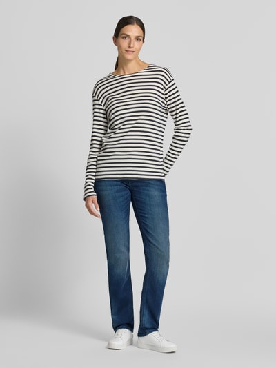 Frauenmodel trägt blaue Straight Fit Jeans aus Baumwoll-Mix Modell 'AMELIE' von GANG, dezente Waschung, Damen Wide & Loose Fit Jeans, Ganzkörperansicht von vorne.