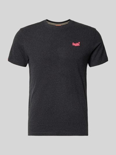 Produktfoto, Regular Fit T-Shirt mit Logo-Stitching von Superdry in dunklem Grau, reine Baumwolle, Rundhalsausschnitt, Rückenlänge 69 cm in Größe M.