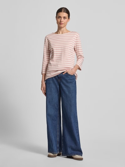 Kobiece modelka nosi t-shirt z okrągłym dekoltem i rękawem o dł. 3/4 od Oui, bawełna, krój regular fit, długość tyłu 61 cm, widok z przodu całej sylwetki.