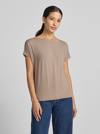 Frauenmodel trägt Oversized T-Shirt aus Viskose-Mix von s.Oliver RED LABEL in Beige, kombiniert mit blauer Jeans, Ganzkörperansicht von vorne.