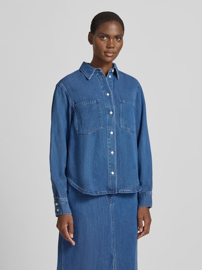 Modelka nosi Jeansbluse mit Brusttaschen Modell 'SABEXY' od Samsøe Samsøe, niebieski lyocell, prosty krój, kieszenie, przód, zdjęcie całej sylwetki