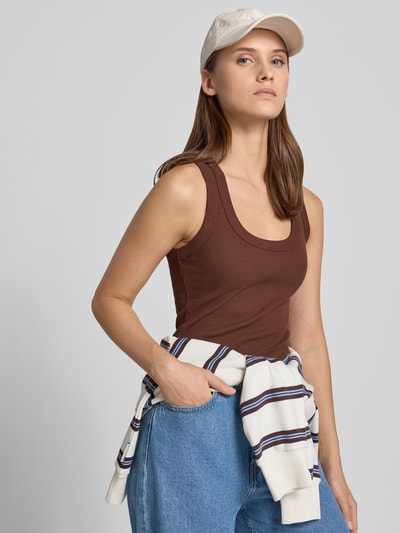Vrouwenmodel draagt tanktop in bruin, riblook, slim fit, mix van katoen en elastaan, Model 'HONEY' van Topshop, ronde hals, ruglengte maat S 53 cm, Nahaufnahme Oberkörper