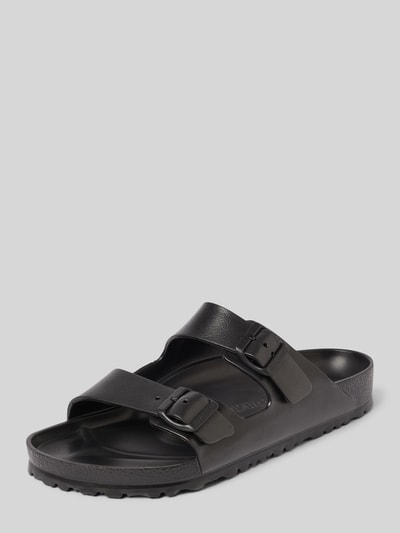 Produktfoto, Slides mit Label-Detail Modell 'ARIZONA EVA' von Birkenstock, schwarz, abgerundete Form, strukturierte Sohle, Dornschließe, Absatzhöhe 4 cm bei Größe 45