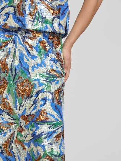 Frauenmodel trägt Midirock mit Allover-Pailettenbesatz von Rabanne, florales Design in Blau, Grün, Bronze, Detailaufnahme der Hüfte. Midirock zeichnet sich durch leichte A-Linie, Allover-Stitching, Nahtreißverschluss aus, Gesamtlänge 70 cm, Bundweite 40 cm.