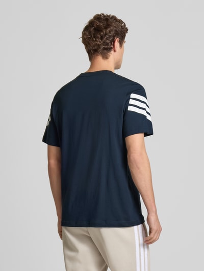 adidas Sportswear T-Shirt mit Label-Print Dunkelblau 5