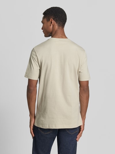 Männermodel trägt Regular Fit T-shirt uit pure katoen model 'TE_LOGO' van BOSS Orange, look: effen, logoprint, korte mouw, ronde hals, Ganzkörperansicht Rückansicht.