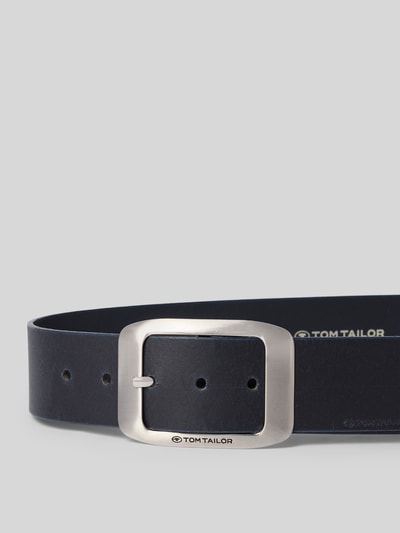 Produktfoto, Ledergürtel aus echtem Leder in klassischer Form von Tom Tailor, Optik: Unifarben, Dornschließe, Label-Prägung, Glattleder, Länge 101 cm bei Größe 90, Material: echtes Leder.