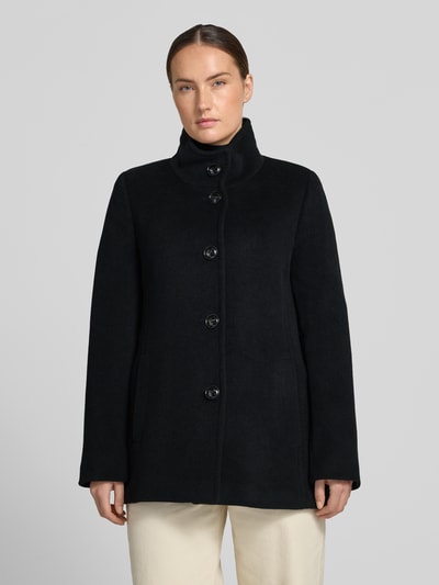 Frauenmodel trägt Jacke mit Stehkragen und Eingrifftaschen von FUCHS SCHMITT, mieszanka materiałów z dodatkiem wełny, linia a, stójka, listwa guzikowa, wpuszczane kieszenie, długość tyłu w rozmiarze 36: 73 cm, szerokość ramion w rozmiarze 36: 37 cm, szerokość w rozmiarze 36: 48 cm, długość rękawów w rozmiarze 36: 64 cm, czarny kolor, gładka tekstura, całkowity widok z przodu