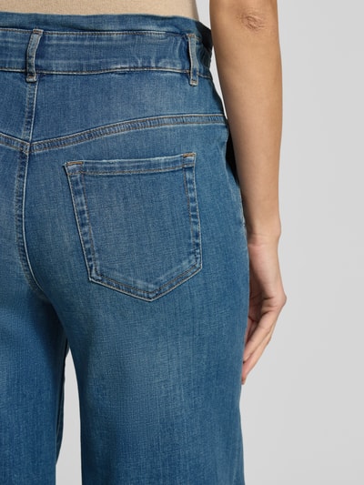 Frauenmodel trägt Jeans mit französischen Eingrifftaschen von Marc Cain im Baumwoll-Elasthan-Mix, Gesäßtaschen, Detailaufnahme Rückansicht.