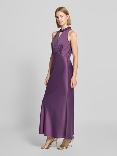 Frauenmodel trägt Cocktailkleid mit Schlüsselloch-Ausschnitt Modell 'PELLA' von YAS in Lila, Maxikleid, Material-Mix, Ganzkörperansicht von vorne.