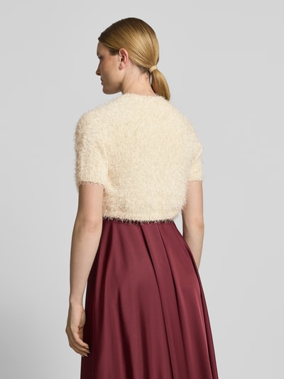Frauenmodel trägt Cropped Bolero mit 1/2-Arm von V.M. in Creme, flauschige Textur, Straight Fit, Rückenlänge bei Größe S: 41 cm. Ganzkörperansicht Rückansicht